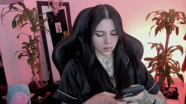 Snapshot of MissCharlottte_18 chatting on 07/02/26, 04:07 MissCharlottte 18 online show from 07/02/26, 04:07