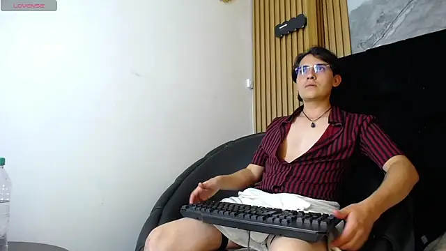 Snapshot of Axel_Montes chatting on 05/15/26, 03:15 Axel Montes online show from 05/15/26, 03:15