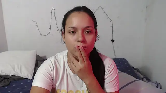Snapshot of Adaraa_garcia03 chatting on 06/10/26, 02:18 Adaraa garcia03 online show from 06/10/26, 02:18