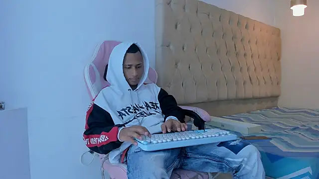 Snapshot of Supreme_Badboy chatting on 06/11/26, 02:53 Supreme Badboy online show from 06/11/26, 02:53