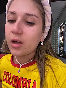 IsabelleMilan online show from 06/27/26, 08:04