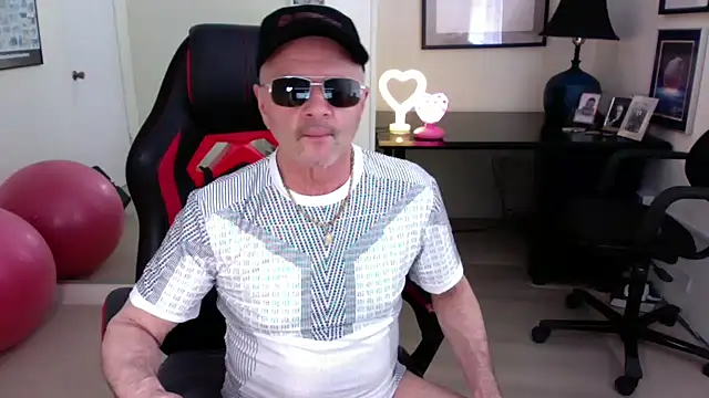 Snapshot of hotdadbod chatting on 03/15/25, 08:32 hotdadbod online show from 03/15/25, 08:32