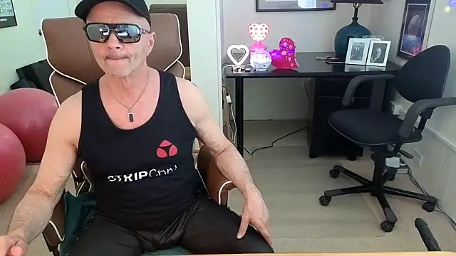 Snapshot of hotdadbod chatting on 04/19/26, 09:39 hotdadbod online show from 04/19/26, 09:39