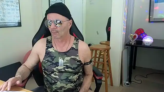 Snapshot of hotdadbod chatting on 03/20/25, 08:40 hotdadbod online show from 03/20/25, 08:40