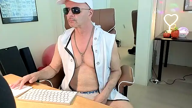 Snapshot of hotdadbod chatting on 10/17/25, 08:32 hotdadbod online show from 10/17/25, 08:32