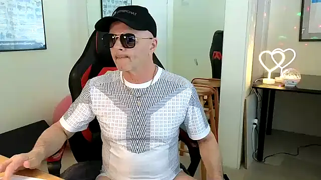Snapshot of hotdadbod chatting on 02/09/25, 09:39 hotdadbod online show from 02/09/25, 09:39