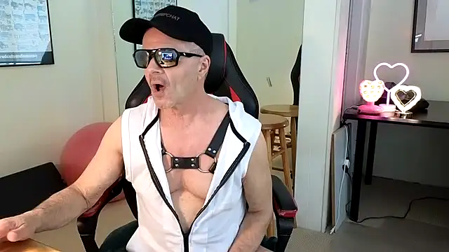 Snapshot of hotdadbod chatting on 02/01/25, 09:19 hotdadbod online show from 02/01/25, 09:19