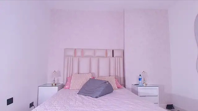 Snapshot of mia_velvett_ chatting on 07/15/26, 12:01 mia velvett online show from 07/15/26, 12:01