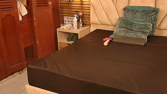 Snapshot of isabella_luxet chatting on 07/07/26, 12:42 isabella luxet online show from 07/07/26, 12:42
