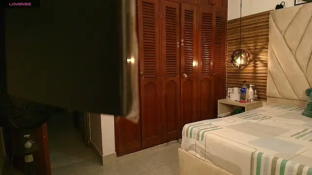 Snapshot of isabella_luxet chatting on 06/18/26, 01:05 isabella luxet online show from 06/18/26, 01:05