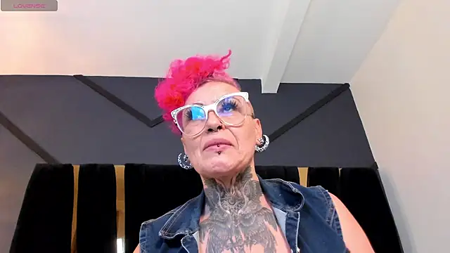 Snapshot of mistress_sandy chatting on 07/11/26, 09:04 mistress sandy online show from 07/11/26, 09:04