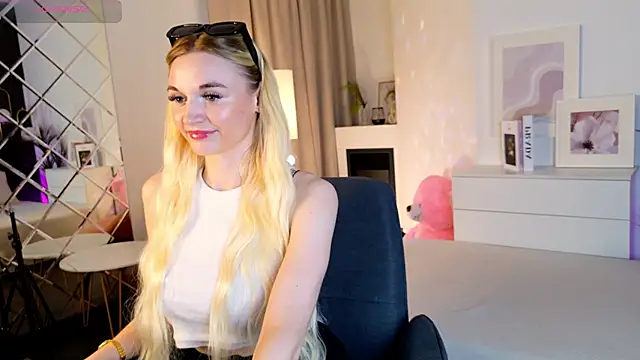 Mila  Lux online show from 06/02/26, 09:04