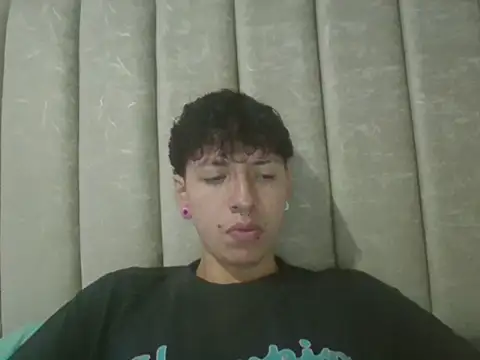 Snapshot of Noah_mod chatting on 05/26/26, 01:58 Noah mod online show from 05/26/26, 01:58