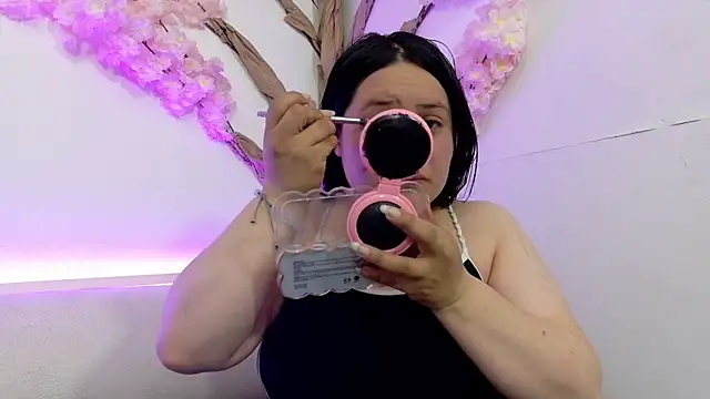 Snapshot of Laura__Castillo_ chatting on 06/23/26, 12:14 Laura Castillo online show from 06/23/26, 12:14
