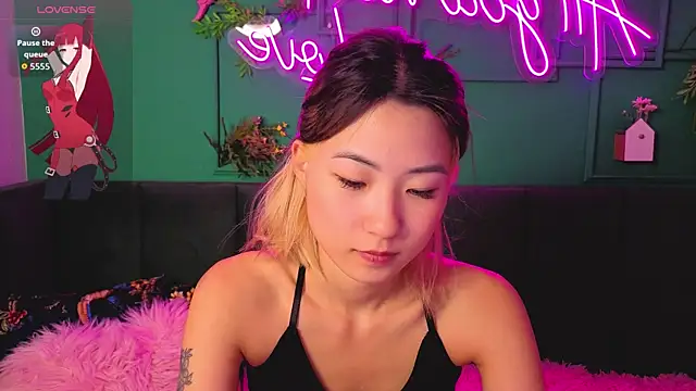 Snapshot of Runi_Asian chatting on 07/12/26, 01:28 Runi Asian online show from 07/12/26, 01:28
