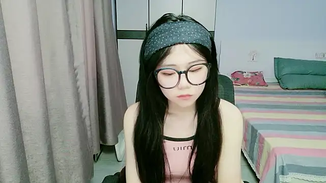 Snapshot of xiaoxiaoyu030 chatting on 05/27/26, 10:33 xiaoxiaoyu030 online show from 05/27/26, 10:33