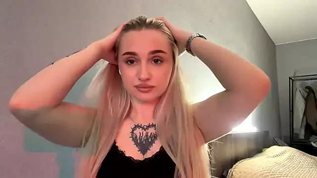 TiffanieSluyter online show from 05/19/26, 03:41