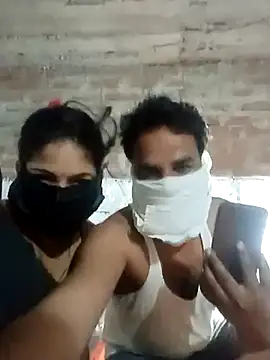 Snapshot of Hindicouple1 chatting on 05/17/26, 04:29 Hindicouple1 online show from 05/17/26, 04:29