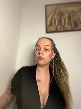 Snapshot of WaitingLucia chatting on 05/17/26, 06:41 WaitingLucia online show from 05/17/26, 06:41