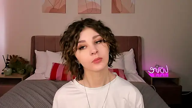 Kira  Fluffy online show from 05/18/26, 05:45