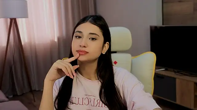 Snapshot of honeylanaa chatting on 06/18/26, 04:44 honeylanaa online show from 06/18/26, 04:44