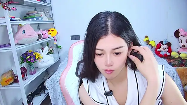 Snapshot of QinQin-888 chatting on 06/15/26, 11:10 QinQin-888 online show from 06/15/26, 11:10