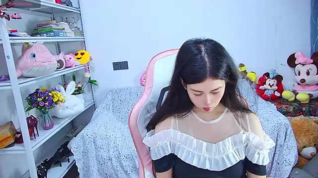 Snapshot of QinQin-888 chatting on 06/17/26, 10:58 QinQin-888 online show from 06/17/26, 10:58
