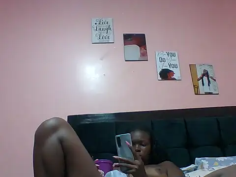 Snapshot of shantell_1 chatting on 06/14/26, 07:15 shantell 1 online show from 06/14/26, 07:15