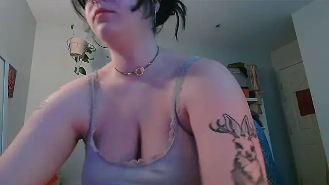 Snapshot of prettybird06 chatting on 06/24/26, 08:06 prettybird06 online show from 06/24/26, 08:06