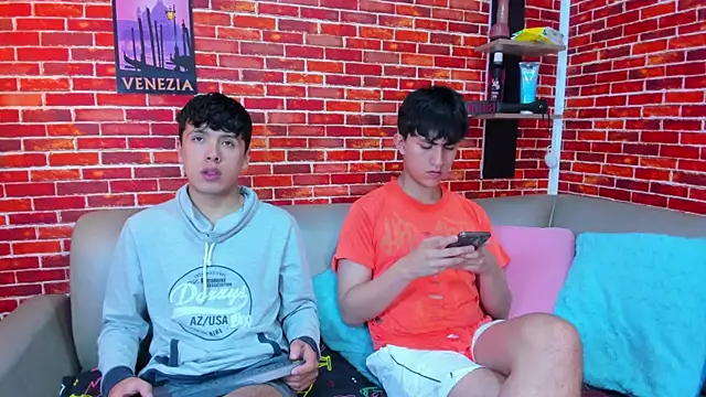Snapshot of Hoot_boyss_ chatting on 05/31/26, 07:47 Hoot boyss online show from 05/31/26, 07:47