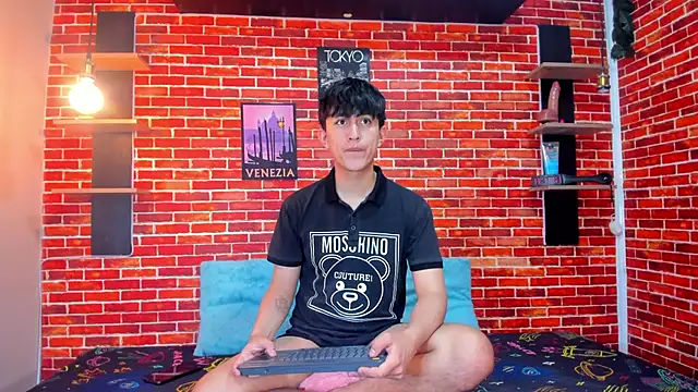 Snapshot of Hoot_boyss_ chatting on 06/04/26, 08:13 Hoot boyss online show from 06/04/26, 08:13