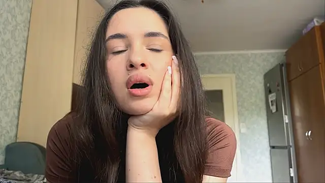 Snapshot of CarolineRu chatting on 05/19/26, 10:00 CarolineRu online show from 05/19/26, 10:00