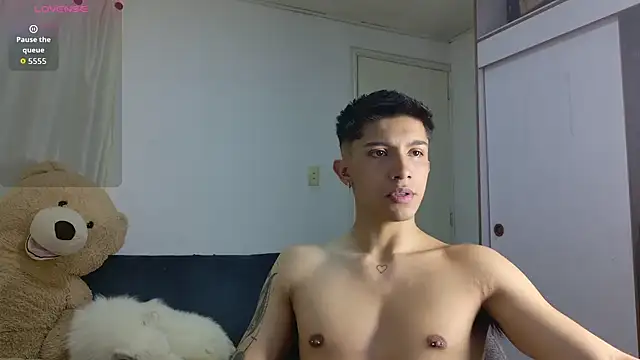 Snapshot of Thesaint_xxx chatting on 06/25/26, 11:43 Thesaint xxx online show from 06/25/26, 11:43