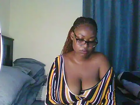 Snapshot of Sexy-Mish chatting on 06/17/26, 04:34 Sexy-Mish online show from 06/17/26, 04:34