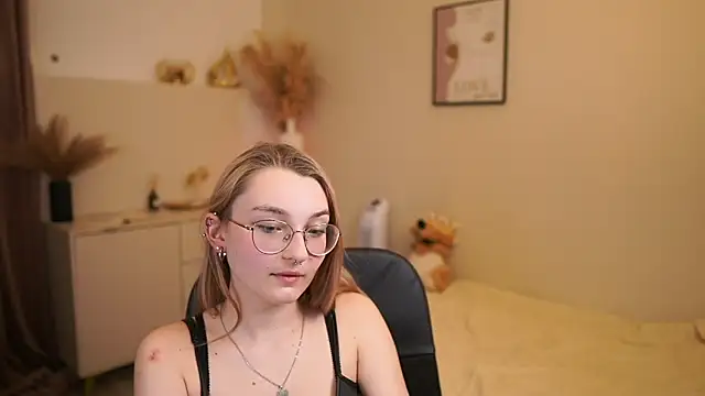 Sophielux18 online show from 05/18/26, 02:22