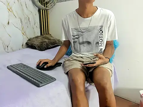 Snapshot of cute_boy_angelx18 chatting on 07/01/26, 06:52 cute boy angelx18 online show from 07/01/26, 06:52