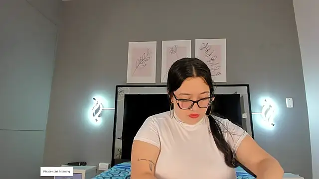Snapshot of zoe_curvyy chatting on 06/17/26, 12:15 zoe curvyy online show from 06/17/26, 12:15