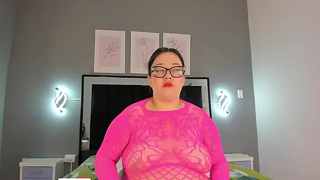 Snapshot of zoe_curvyy chatting on 06/01/26, 12:05 zoe curvyy online show from 06/01/26, 12:05