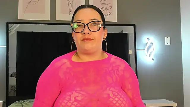 Snapshot of zoe_curvyy chatting on 07/06/26, 12:01 zoe curvyy online show from 07/06/26, 12:01