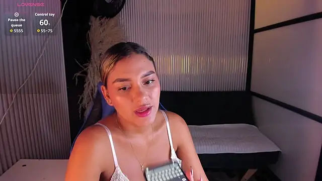 Snapshot of SophieWatson_ chatting on 06/16/26, 01:44 SophieWatson online show from 06/16/26, 01:44