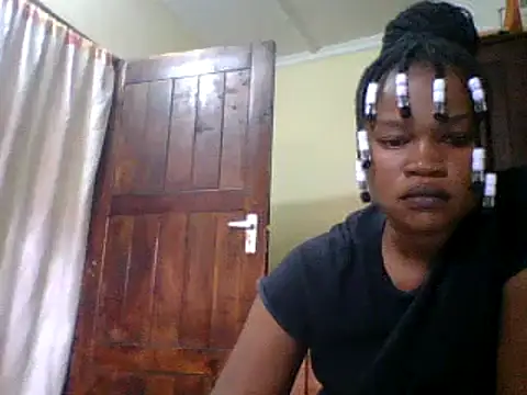 Snapshot of Beauty0001 chatting on 07/19/26, 01:52 Beauty0001 online show from 07/19/26, 01:52