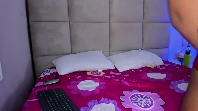 Snapshot of ShuriLux chatting on 06/11/26, 01:05 ShuriLux online show from 06/11/26, 01:05