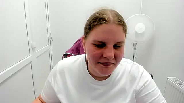 Snapshot of Bella_shyy_ chatting on 07/08/26, 02:18 Bella shyy online show from 07/08/26, 02:18