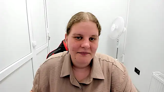 Snapshot of Bella_shyy_ chatting on 07/19/26, 01:41 Bella shyy online show from 07/19/26, 01:41
