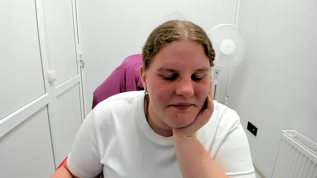 Snapshot of Bella_shyy_ chatting on 07/06/26, 02:57 Bella shyy online show from 07/06/26, 02:57