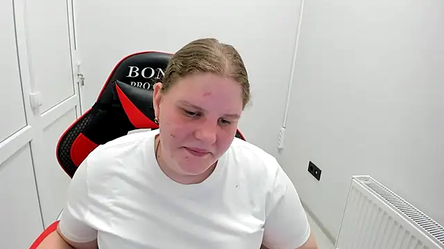 Snapshot of Bella_shyy_ chatting on 06/19/26, 12:22 Bella shyy online show from 06/19/26, 12:22