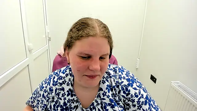 Snapshot of Bella_shyy_ chatting on 06/18/26, 12:32 Bella shyy online show from 06/18/26, 12:32