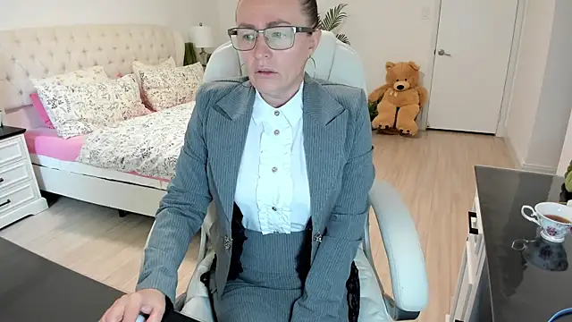 Snapshot of Vika73 chatting on 10/18/25, 01:02 Vika73 online show from 10/18/25, 01:02