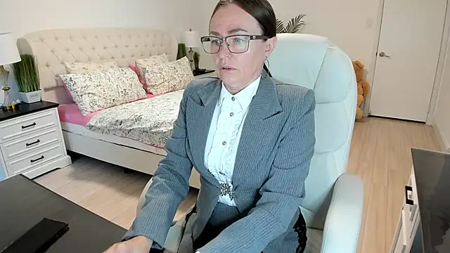 Snapshot of Vika73 chatting on 10/17/25, 12:29 Vika73 online show from 10/17/25, 12:29