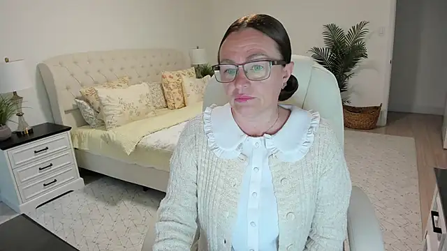 Snapshot of Vika73 chatting on 05/18/26, 10:42 Vika73 online show from 05/18/26, 10:42